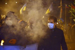 Berkut &uuml;yeleri g&ouml;zaltında
