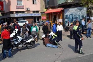 Aracı bağlanan engelli yolu trafiğe kapattı