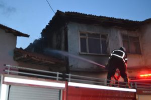 Metruk evler serseri mekanı oldu