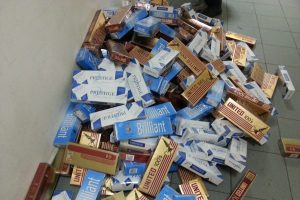 İzmir'de ka&ccedil;ak sigara operasyonu