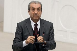 Bakan Eker'den kayısı &uuml;reticilerine yardım s&ouml;z&uuml;