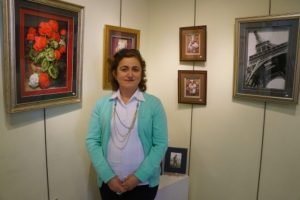 Kağıtları sanat eserine d&ouml;n&uuml;şt&uuml;r&uuml;yor