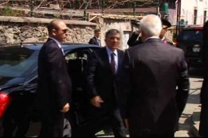 G&uuml;l, cuma namazını Yenik&ouml;y'de kıldı