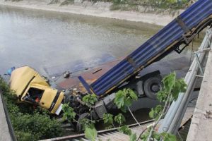 Bozuk trafik lambaları kanala u&ccedil;urdu