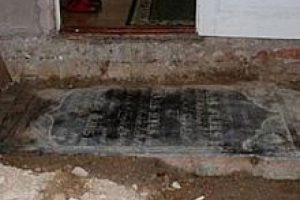 Oturma odasından mezar &ccedil;ıktı!