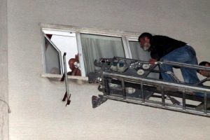 Alacağı i&ccedil;in gittiği evde rehin alındı