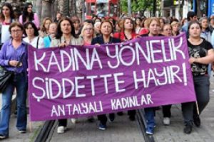 Kadınlardan kadın vekile protesto!