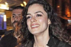 &Ouml;zge &Ouml;zpirin&ccedil;ci'nin y&uuml;z&uuml; g&uuml;l&uuml;yor