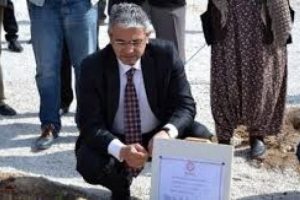 Yeni Başkan mazbatasını babasının mezarına g&ouml;t&uuml;rd&uuml;