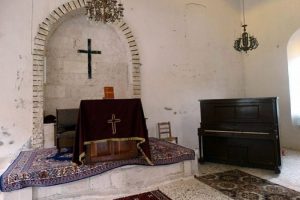 Muhalifler kiliselerin halılarına bile dokunmadı