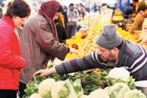 Havalar ısındı, semt pazarları hareketlendi