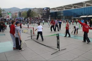 Minikler tenis oynayarak kansere dikkat &ccedil;ekti