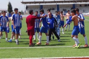 Saha i&ccedil;inde futbolcusunu tokatladı