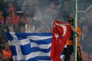 Trib&uuml;nde T&uuml;rk bayrağı yaktılar