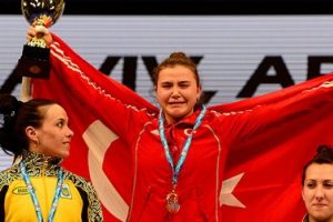 Ayşeg&uuml;l &Ccedil;oban'dan 2 altın madalya!