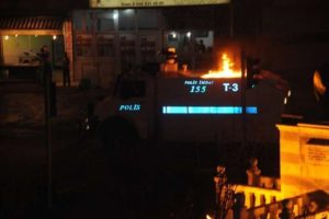 'Dağılın' uyarılarına uymayan g&ouml;stericilere m&uuml;dahale