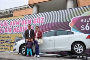Minik kızıyla yaptığı alışveriş, otomobil kazandırdı