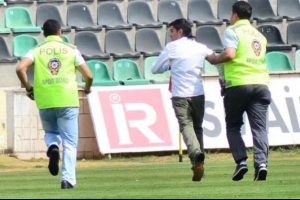 Ma&ccedil;ta sahaya atlayan gen&ccedil; &ouml;l&uuml; bulundu