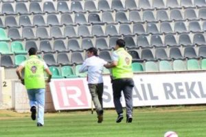 Denizli'de sahaya giren taraftar &ccedil;&ouml;pte &ouml;l&uuml; bulundu!