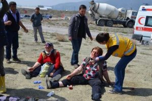 Otomobil beton mikseriyle &ccedil;arpıştı: 1 &ouml;l&uuml;, 3 yaralı