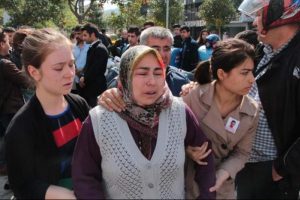 Motosikletli servis elemanlarından kornalı eylem