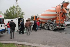 Beton mikseri, iş&ccedil;i servisine &ccedil;arptı: 10 yaralı