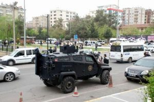 Adliye &ouml;n&uuml;nde taşlı, sopalı kavga