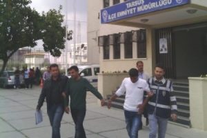 Yaşlı kadının &ccedil;antasını &ccedil;alan iki kapka&ccedil;&ccedil;ı tutuklandı