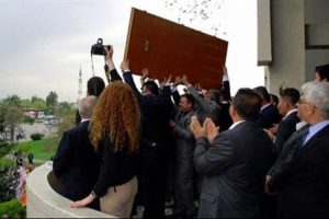Makam odasının kapısını s&ouml;kt&uuml;rd&uuml;