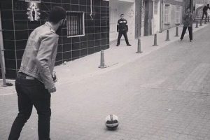 Arda Turan &ccedil;ocuklarla top oynadı