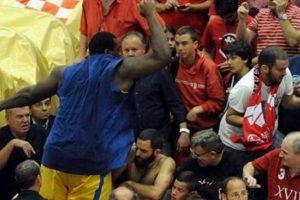 "Baby Shaq" taraftarlara saldırdı