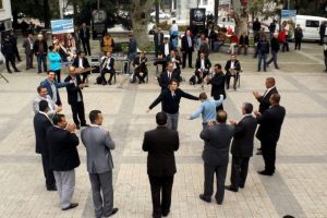 D&uuml;nya Romanlar G&uuml;n&uuml; i&ccedil;in Bursa'da coşkulu kutlama