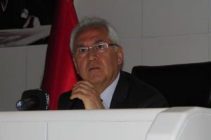 Karabağlar'da ilk meclis, ilk kriz