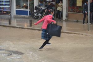 Şiddetli yağış hayatı olumsuz etkiledi