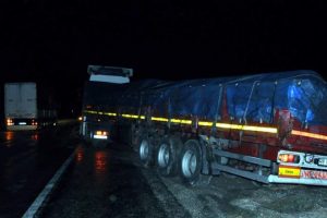 &Ouml;nce kamyona sonra otob&uuml;se &ccedil;arptı