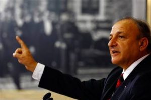 Oktay Vural, &Ccedil;i&ccedil;ek'i mahkemeye verdi