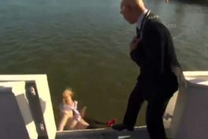 R&ouml;portaj yaparken kendini denizde buldu
