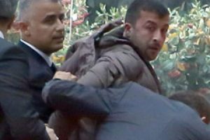 Kılı&ccedil;daroğlu'nu yumruklayan saldırgan serbest