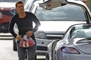 Arsenal'in yeni sezon forması Mesut'un elinde!