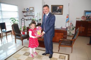 Satran&ccedil; Şampiyonu Minik Zeynep'ten Refik Yılmaz'a ziyaret