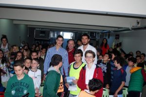 Tofaşlı basketbolcular &ouml;ğrenciler ile buluştu