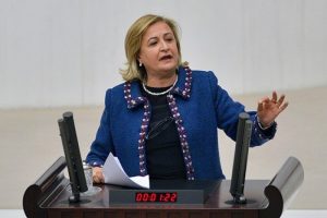 Baş&ouml;rt&uuml;s&uuml;n&uuml; gericilik g&ouml;rmek ziyniyet bunamasıdır