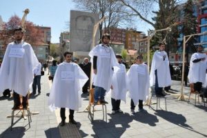 Kefen giyip idam kararlarını protesto ettiler