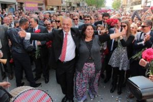 Erg&uuml;n, mazbatasını alıp, zafer y&uuml;r&uuml;y&uuml;ş&uuml; yaptı