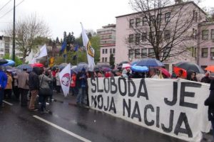Bosna'da y&ouml;netim karşıtı g&ouml;steriye d&uuml;ş&uuml;k katılım