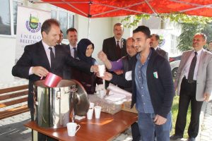 Belediyeden &uuml;niversite &ouml;ğrencilerine &ccedil;orba ikramı