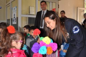 Miniklerden polislere ziyaret