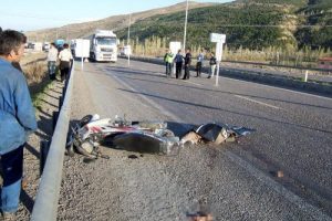 TIR motosiklet s&uuml;r&uuml;c&uuml;s&uuml;n&uuml; ezdi