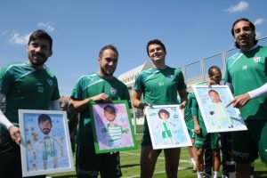 Bursasporlu futbolculara "karikat&uuml;r" s&uuml;rprizi!