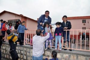 &Ouml;ğrenciler dolu y&uuml;z&uuml;nden okulda mahsur bıraktı